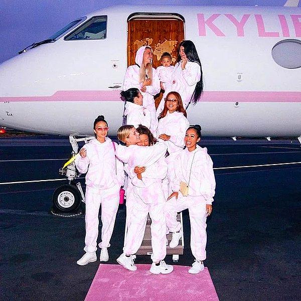 5. Kylie Jenner, yeni markası "Kylie Skin" için paraya kıydı ve arkadaşlarıyla dillere destan bir tatile çıktı!