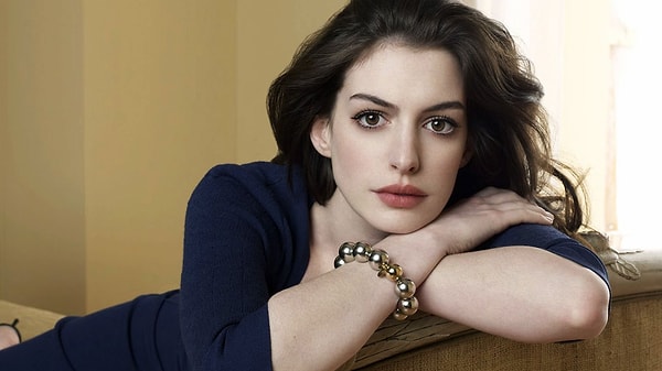 12. Энн Хэтэуэй несмотря на нетипичные для Голливуда черты лица, много играла принцесс. И зрителям она понравилась: смешная, искренняя и "своя".