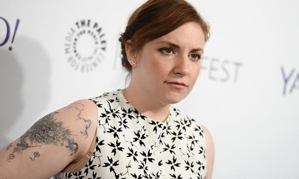 14. Лина Данэм является одной из тех, кто положил начало движению против бодишейминга и неестественных стандартов красоты. Актриса не боится выкладывать в соцсетях снимки, которые принято прятать. К примеру, она показала поклонникам, как выглядит ее тело после операции.