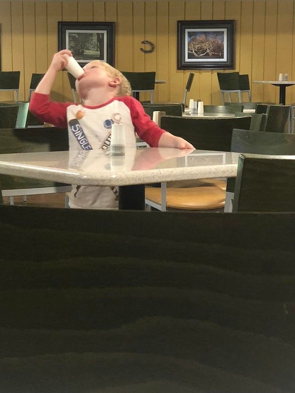 20. «Мать этого ребенка болтает по телефону, пока он облизывает каждую солонку в кафе»