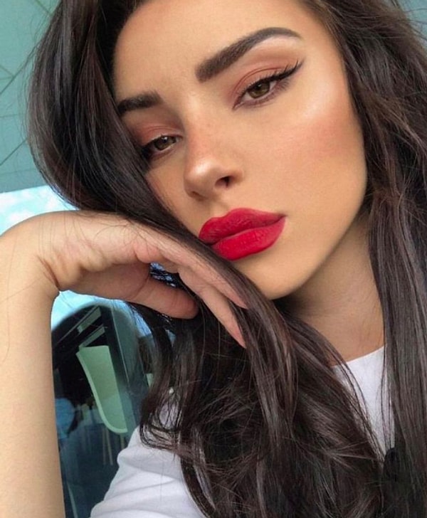 Согласно результатам теста, больше всего вам подходит яркий макияж с акцентом на губы или глаза!