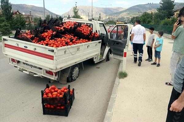O sırada yoldan geçen sürücü ve yolcular, Aslanlı'nın çaresiz halini görünce araçlardan inerek, yola savrulan domateslerini toplamaya çalışan çiftçiye yardım etti.
