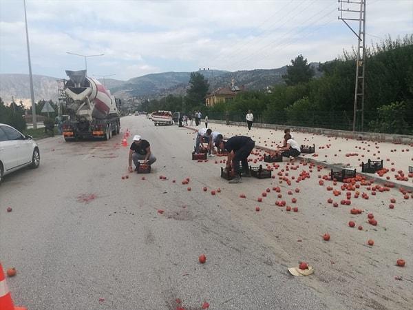 Amasya'da tarlasından topladığı ve hale götürmek için kamyonetine yüklediği domatesler, aracı kaldırıma çarpınca yola savrulan 70 yaşındaki çiftçinin imdadına sürücüler ve yolcular yetişti.