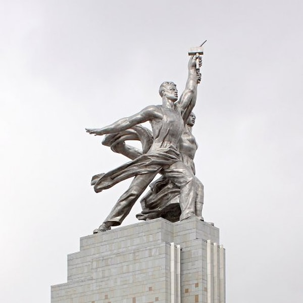 3. Что есть на заставке "Мосфильма" кроме статуи «Рабочий и колхозница»?