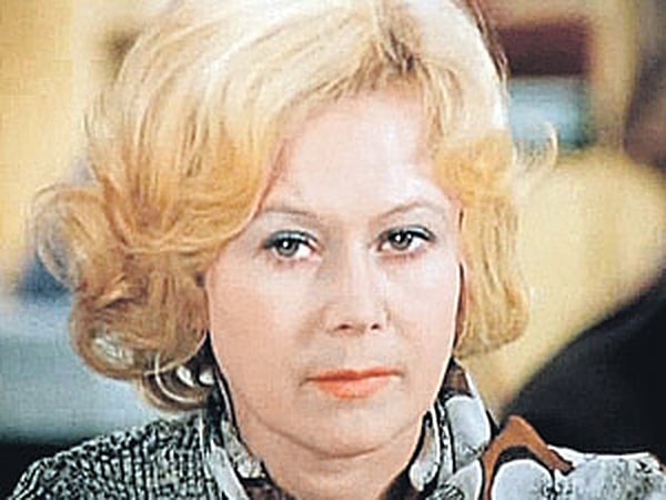 3. Какая актриса сыграла роль Оли Рыжовой в фильме «Служебный роман»?