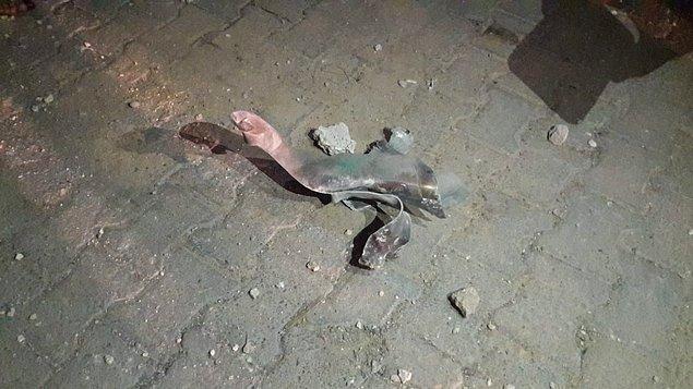 Turgut Özal Mahallesi'nde bir evin çatısına Suriye tarafından atıldığı değerlendirilen iki roketten biri isabet etti.