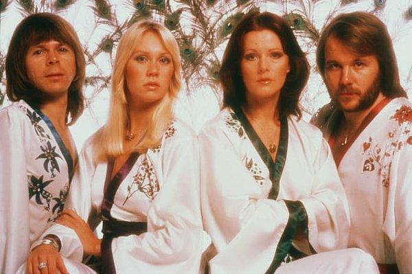 3. Tim Rice (filmin şarkılarının sözlerini yazan kişi) film müziklerini ABBA'nın yapmasını istemiş. ABBA tarafından reddedildikten sonra, Elton John'a teklif etmiş.
