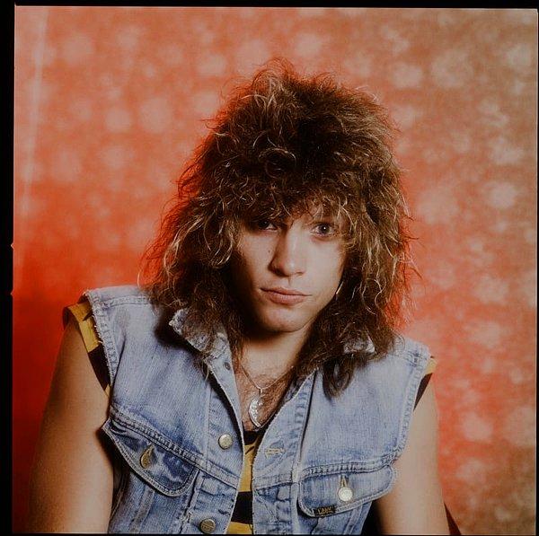 13. Simba için aslında Bon Jovi'nin saçlarına benzeyen bir yele düşünülüyordu.