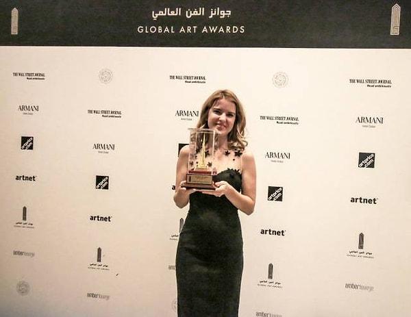 2017 yılında Global Art Awards, Middle East Female Art Award ödülünü kazandı. 2019 yılında "Mediterranean Contemporary Art Prize", Porta Coeli Foundation,  Filiano İtalya’da çalışmaları ödüllü sergide sergilendi.