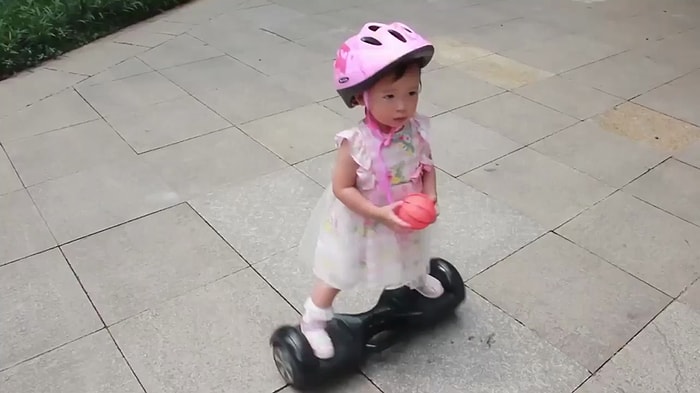 Bindiği Hoverboard ile Fenomen Haline Gelen 19 Aylık Bebek