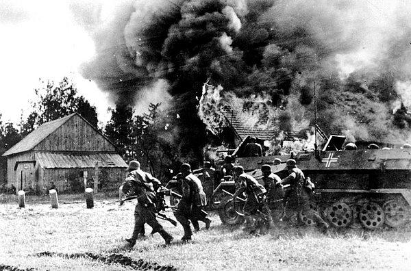 Önce neler olmuş şöyle bir özetini geçelim. 22 Haziran 1941'de üç milyona yakın Alman askeri Sovyetler Birliği'ne taarruza başladı.