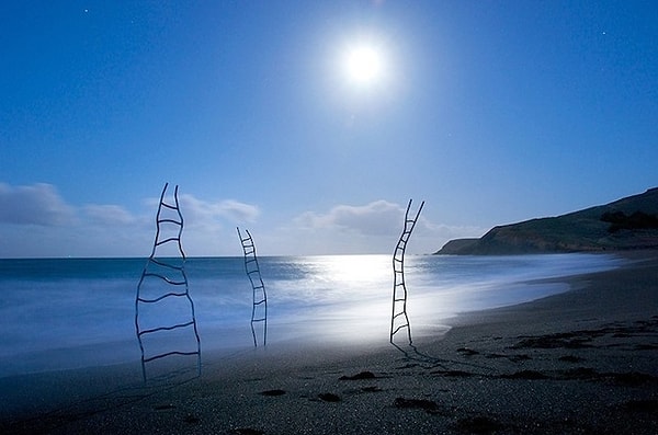 4. Теперь представьте, что вы спускаетесь по этой лестнице и вдруг слышите чей-то голос. Прислушайтесь к нему. Что это?