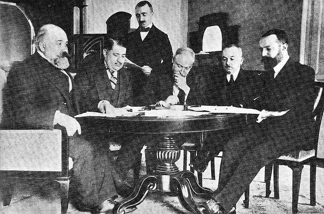 1924 - Lozan Antlaşması yürürlüğe girdi.