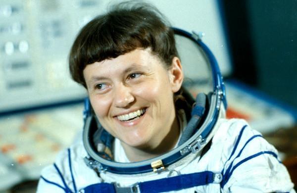 1984 - Salyut 7 kozmonotu Svetlana Savitskaya, uzayda yürüyen ilk kadın unvanını aldı.