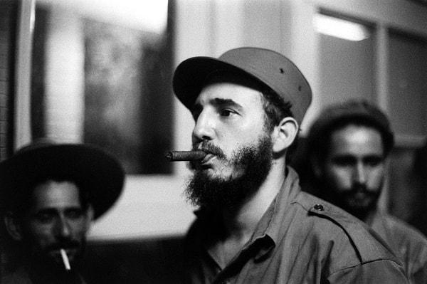 1953 - Moncada kışlası baskınıyla Küba devrimi başladı. Devrimcilerin lideri Fidel Castro tutuklandı.