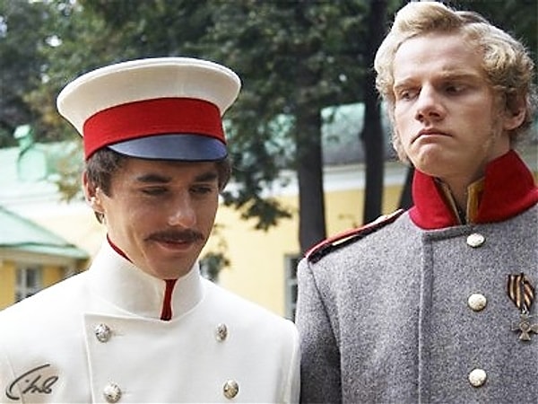 8. А какую одежду с особым "франтовством" носит Грушницкий?