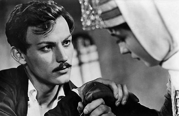 13. Что делает образ Печорина скрытным и недоверчивым?