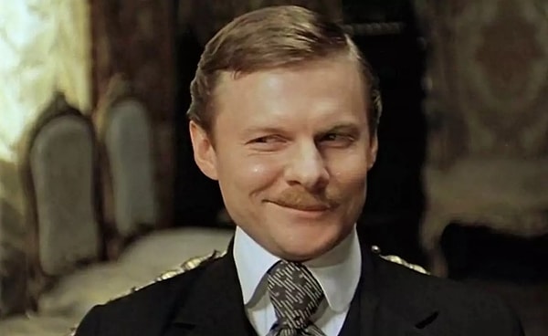 13. А доктора Ватсона как величали?