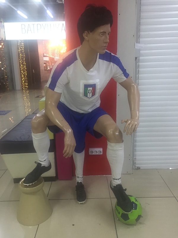 9. У этого манекена близнец-паразит 😱