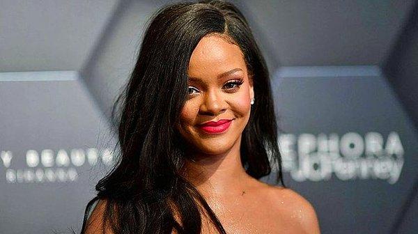 Rihanna fotoğrafı "Neredeyse telefonumu düşürüyordum. Nasıl olur?" yazarak paylaştı.
