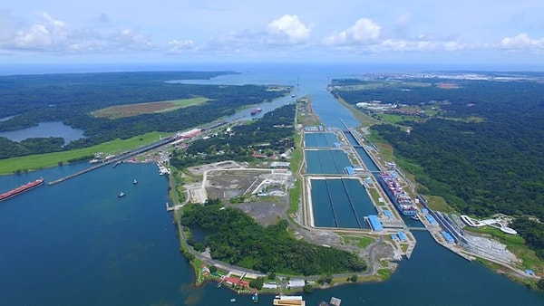 2. Какой канал разделяет две части света почти пополам и соединяет два океана?