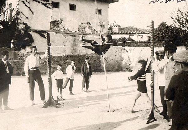 7. Gazipaşa Erkek Mektebi'nde sırıkla atlama çalışmaları, Antalya, 1926.