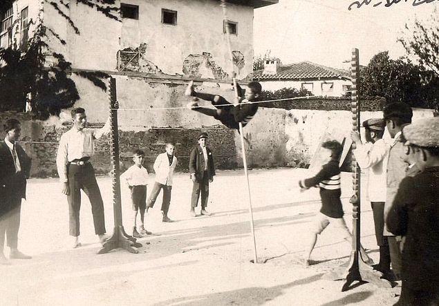 Gazipaşa Erkek Mektebi'nde sırıkla atlama çalışmaları, Antalya, 1926.
