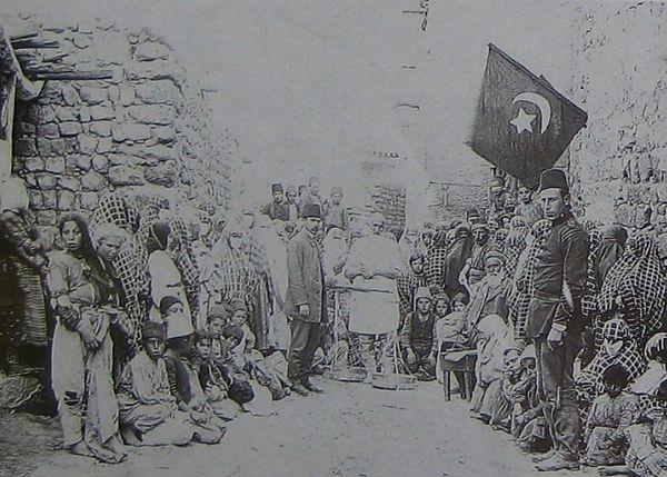 12. I. Dünya Savaşı sırasında un dağıtımı yapılırken, Kayseri, 1914.
