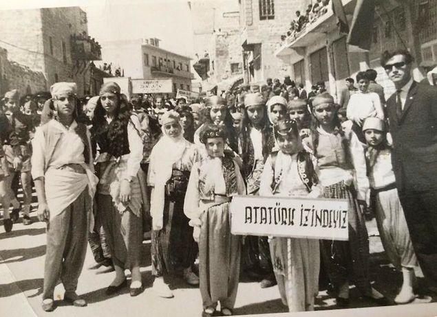 Cumhuriyet Meydanı'nda 23 Nisan töreninden, Mardin, 1965.