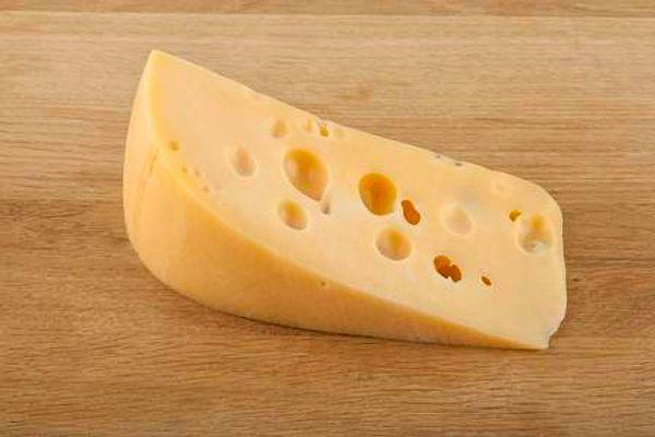 13. İsviçre peynirinin delikleri, kısa süre öncesine kadar peynircilerin kaçınmaya çalıştığı ve hata olarak görülen bir şeydi.