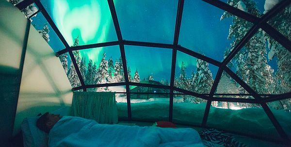 19. Finlandiya'daki bir otelde odalar camdan yapılma eskimo evleri şeklindedir ve geceleri Kuzey Işıkları'nı görebilirsiniz.