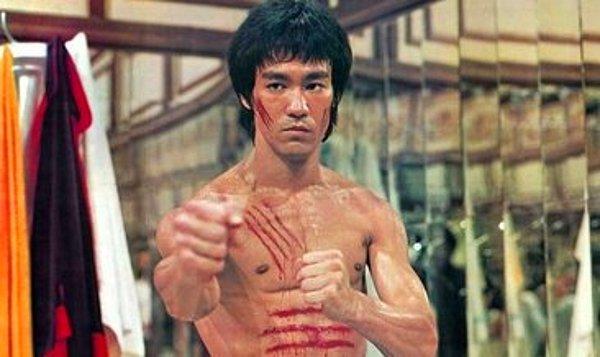 9. Bruce Lee film çekimleri sırasında o kadar hızlıydı ki, yönetmenler insanların hareketleri anlaması için sahneleri yavaşlattı.