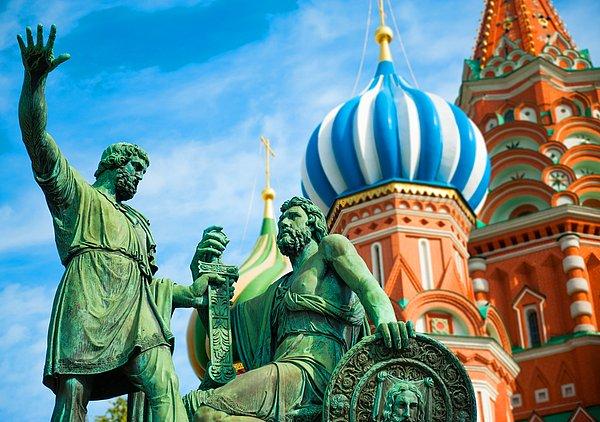 Sıklıkla Kremlin Sarayı’yla karıştırılan Aziz Vasil Katedrali, Rusların Kazan ve Astrahan hanlıklarına karşı kazandıkları zaferin ardından gurur simgesi olarak inşa ettirilmiş.