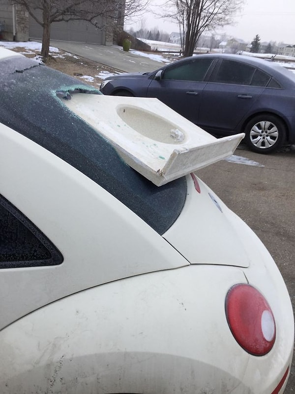 21. Кто-то швырнул раковиной в сторону его машины.