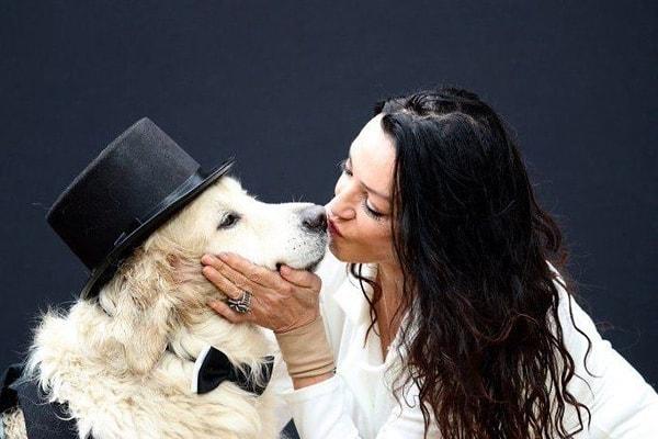 Başarısız sonuçlanan 220 ilişkinin ardından, eski model Elizabeth Hoad köpeği ile evlenmeye karar verdi.