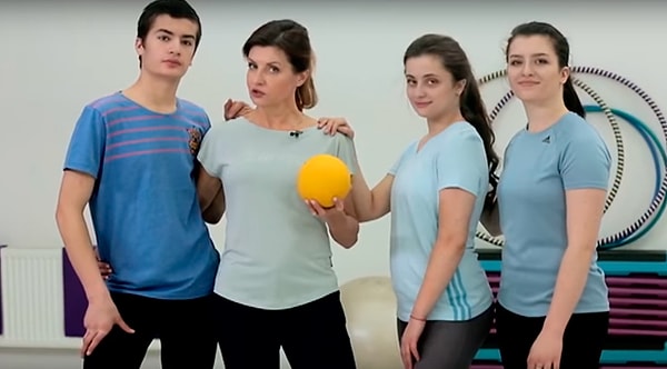 10. Чья жена вела спортивную передачу на телевидении?