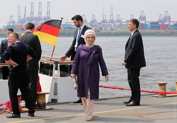 12. И последнее: кто изображен на фото?