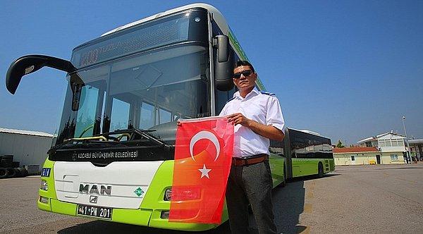 Kocaeli Büyükşehir Belediyesi bünyesinde 2.5 yıldır halk otobüsü şoförlüğü yapan 36 yaşındaki Mehmet Çöplü, yolda gördüğü Türk Bayrağı’nı yerde bırakmamak için verdiği çaba görenleri duygulandırdı.