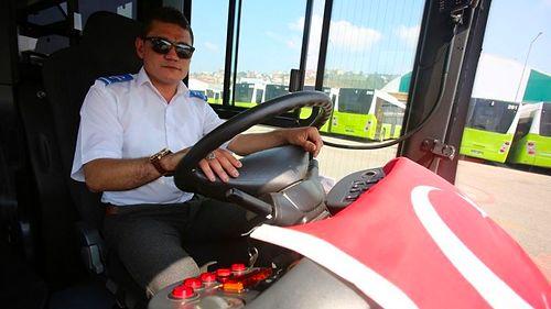 Otobüsü Durdurup Yerde Gördüğü Türk Bayrağını Alarak Başucuna Koyan Şoför