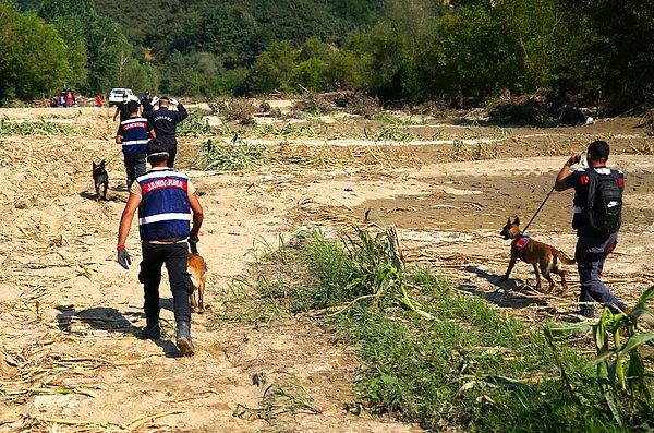 Arama kurtarma ekipleri, Uğurlu Köyü'ne yaklaşık 1,5 kilometre uzaklıkta bir çocuk cesedine ulaştı.