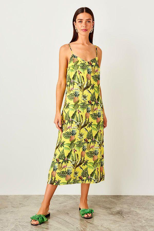 7. Elbise demişken; rengarenk yaz desenleri ile elbise trendi valizimizin her zaman baş köşesinde!