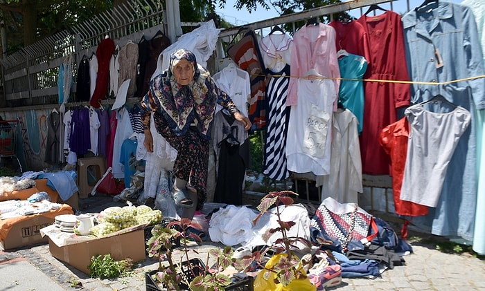 90 Yaşında Pazarda Tezgah Açıp, Hasta Oğluna Bakan Fahriye Nine: 'Zor Oluyor Ama Yaşamak İçin Çalışmak Zorundayım'