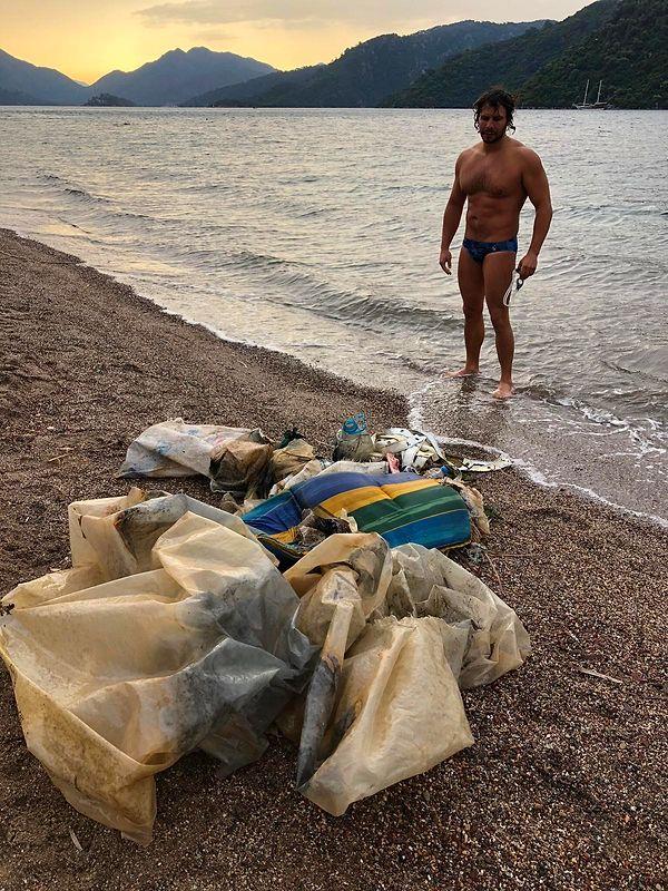 8. Türkiye'de antrenman yaptığı denizlerdeki kirlenmeye dikkat çekmek için yüzmekle kalmayıp; deniz dibini temizlemek gibi sosyal farkındalık projelerine imza attı.
