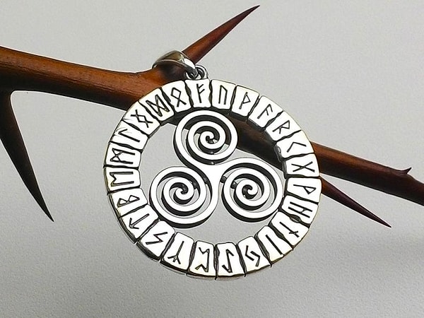 Тройная спираль или трискелион!