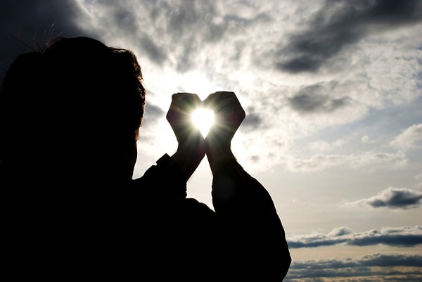 10. "Только несчастный знает, что такое счастье. Счастливец ощущает радость жизни не более, чем манекен: он только демонстрирует эту радость, но она ему не дана. Свет не светит, когда светло. Он светит..." Эрих Мария Ремарк "Три товарища"