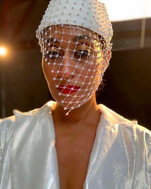 Ünlülerin Yeni Takıntısı Haline Geldiği İçin Yakın Zamanda Popüler Olması Beklenen Kristal Taşlı Transparan Kıyafetler