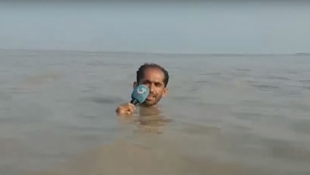 Boğazına Kadar Olan Sel Sularına Girip Haber Yapan Muhabir