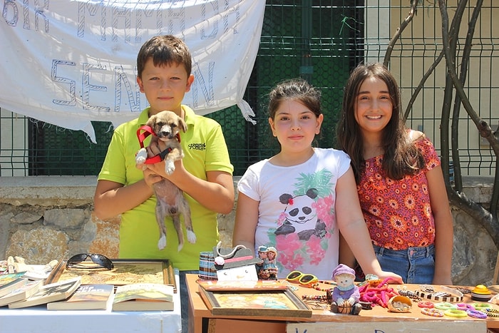 Kendileri Küçük Yürekleri Büyük: Sokakta Buldukları Yavru Köpeği Tedavi Ettirmek İçin Stant Kurup, Satış Yaptılar