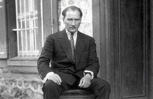 Ulu Önderimiz, Türkiye'nin kurucusu, ilk cumhurbaşkanı ve sonsuza dek minnet duyacağımız tek insan Mustafa Kemal Atatürk...