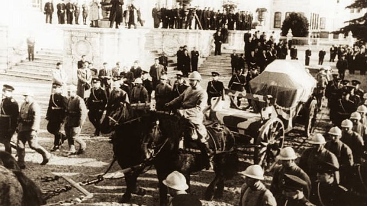 Mustafa Kemal Atat�rk��n Cenazesinde G�kten Ya�an D��melerin Hik�yesi